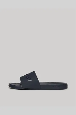 Superdry – Pool-Slider aus veganem Material in sattem mit Logo