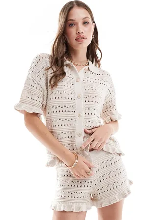 ASOS – Strick-Shorts in Ecru mit Rüschen