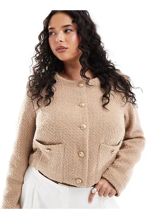 4th & Reckless – Exklusive Bouclé-Jacke in Kamelbraun mit goldener Knopfleiste