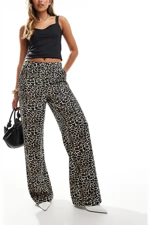 Object – Elegante mit weitem Bein und Leopardenmuster