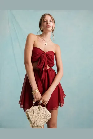 Miss Selfridge – Strand-Playsuit in aus genopptem Chiffon mit Bindebändern vorn