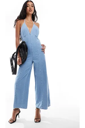 River Island – Jeans-Jumpsuit in hellblauer Waschung mit Neckholder-Träger
