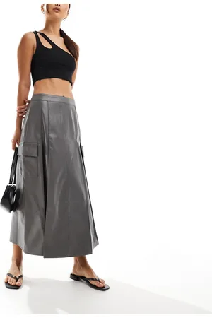 ASOS – Falten-Midirock aus Kunstleder in Grau mit Taschendetail