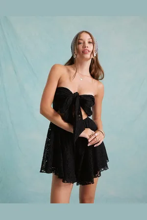 Miss Selfridge – Strand-Playsuit in aus Spitze mit Bindedetail vorn