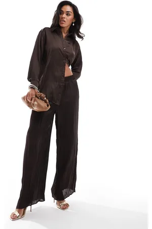 River Island – Plissierte Satinhose in Dunkelbraun mit weitem Bein, Kombiteil