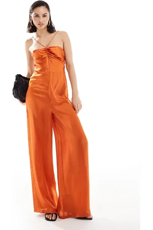 ASOS – Neckholder-Jumpsuit aus rostrotem Satin mit gebundener, geraffter Vorderseite und geradem Bein