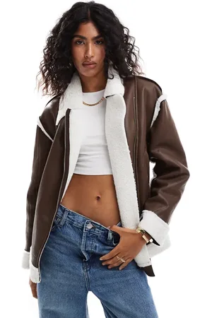 SNDYS – Braune Pilotenjacke aus Kunstleder mit Teddyfell-Besatz