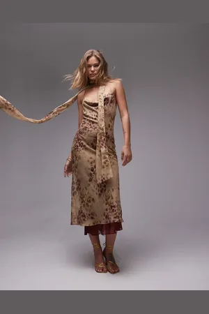 Topshop – Maxi-Trägerkleid mit Wasserfallausschnitt und Animalprint in Ochsenblutrot