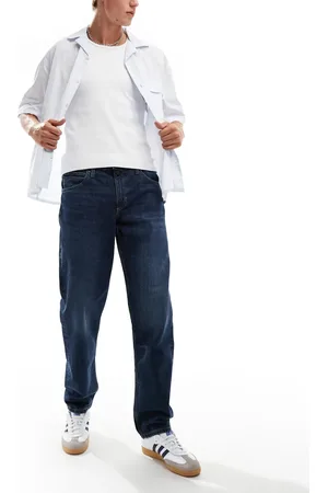 Lee – Oscar – Schmal zulaufende Jeans in dunkler Waschung mit lockerem Schnitt