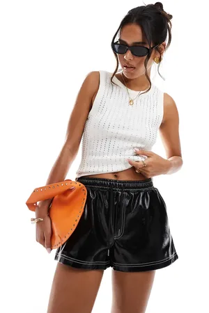 ASOS – Vinyl-Shorts in mit Kontrastnähten