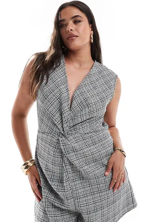 ASOS ASOS DESIGN Curve – Bouclé-Playsuit mit schwarz-weißem Karomuster und Knotendetail auf der Vorderseite