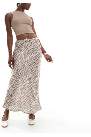 Stradivarius – Satin-Midirock in Neutral mit Animalprint