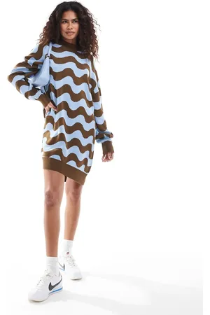 Monki – Kurzes Oversize-Strickkleid aus Jacquard in Braun und Blau mit Wellenmuster