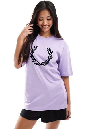 Fred Perry – T-Shirt in Helllila mit Lorbeerkranz-Print