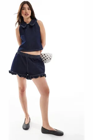 ASOS – Jeans-Shorts in Indigoblau mit Rüschen