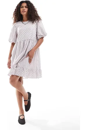 Monki – Gesmoktes Minikleid in kariert mit kurzen Ärmeln