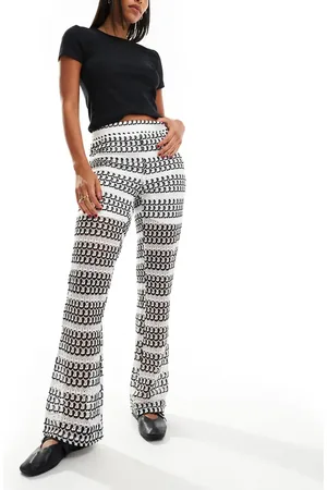 Pieces® – Weite Häkel-Strickhose in -Weiß mit Streifen