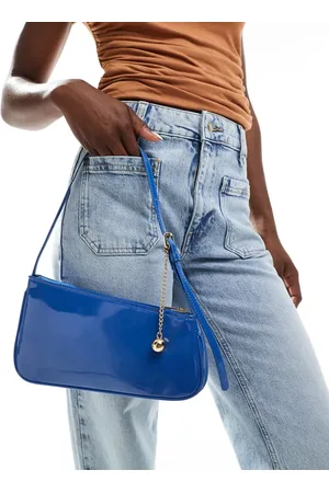 ASOS – Asymmetrische Schultertasche in leuchtendem mit Schnallen und abnehmbarem Kugelanhänger