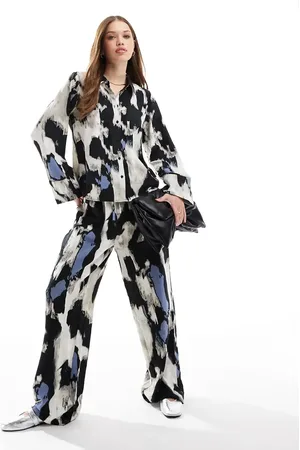 VILA – Hose aus Satin in Blau mit Grafikprint und weitem Bein