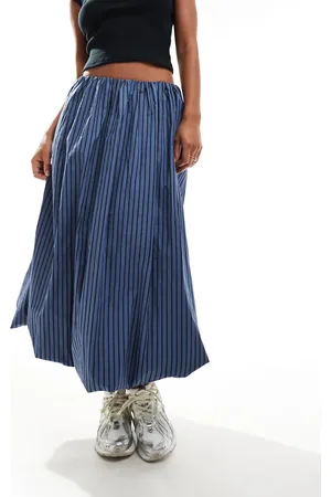 Glamorous – Maxirock in Marineblau mit Ballonsaum und schwarzen Streifen