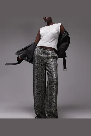 Topshop Topshop – Weit geschnittene Hose aus Satin in Braun mit Kordelzugbund und Schlangenmuster