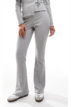 Pieces® – Wellness Mix-and-Match – Hose aus hellgrauem Jersey mit ausgestelltem Bein und Kräuselsaum