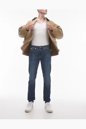 Calvin Klein – Schmal geschnittene Karottenjeans in verwaschenem Mittelblau
