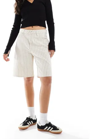 Cotton On Cotton On – Weite Jeans-Shorts in gestreiftem Ecru mit langem Schnitt