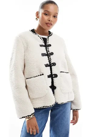 Object – Jacke aus Teddyfell-Fleece in Creme mit kontrastierendem Besatz