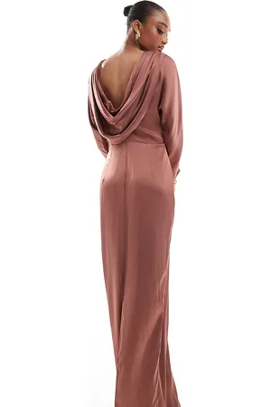 TFNC – Langärmliges Satin-Maxikleid in Maulbeerrot mit Wasserfallausschnitt am Rücken