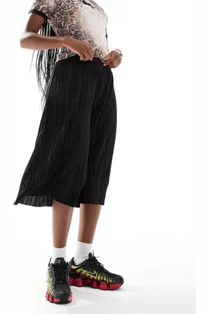 COLLUSION – Lockere, plissierte Longline-Shorts in