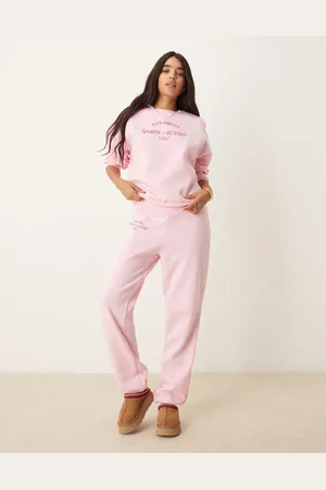 Pieces® – Wellness – Jogginghose in Babyrosa mit Bündchen und „Sports And Running Club“-Print, Kombiteil