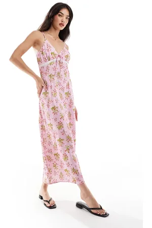 Y.A.S – Maxi-Trägerkleid in Rosa mit Spitzenbesatz, Schleifenverzierung und Punkte-Blumenmuster