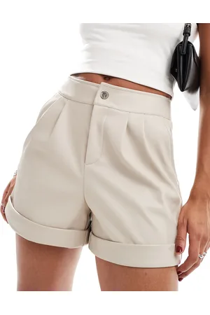 Morgan – Schmal geschnittene Shorts aus Kunstleder in Creme