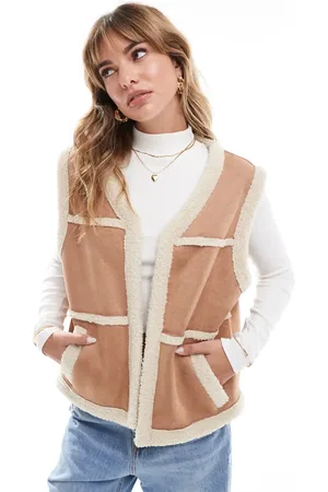 ASOS – Weste aus Wildlederimitat in Hellbraun mit Teddyfellbesatz