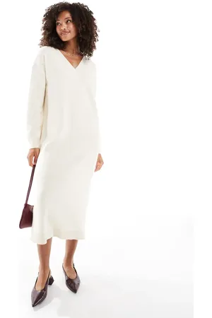 VERO MODA – Hochwertiges Midi-Strickkleid in Cremeweiß mit V-Ausschnitt