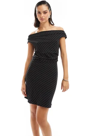 ONLY – Schulterfreies Minikleid in mit Nadelstreifen