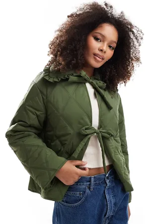 ASOS – Steppjacke in Khaki mit Rüschenkragen und Schnürung vorne