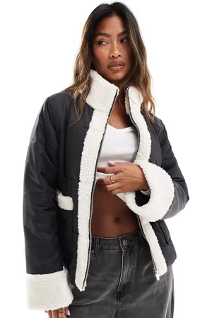 In The Style – Wattierte Jacke in mit cremeweißem Teddyfell-Besatz