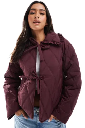 ASOS – Steppjacke in Burgunderrot mit Rüschenkragen und Schnürung vorne