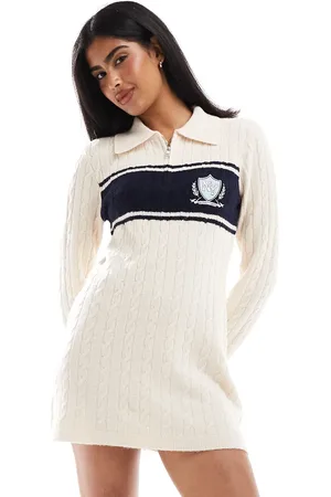 Miss Selfridge – Kurzes Strickkleid in Creme mit College-Polokragen und Reißverschluss