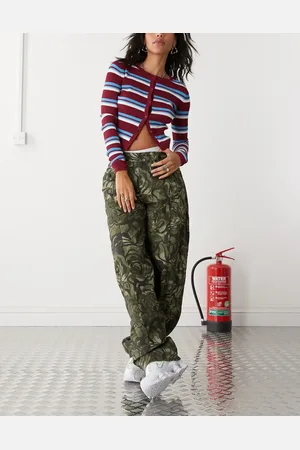 Reclaimed – Hose mit Military-Rosenmuster und abgerundetem Beinschnitt