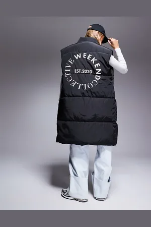 ASOS ASOS – Weekend Collective – Wattiertes Maxi-Gilet in mit Logoprint auf der Rückseite