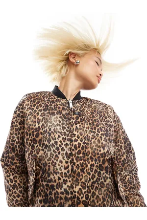 Monki – Wendbare Oversize-Bomberjacke in Schwarz mit sternförmiger Steppung und mit Leopardenmuster