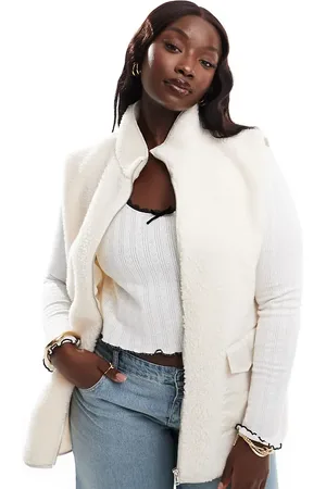 In The Style – Gilet aus Teddyfell in Creme