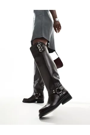 Public Desire – Sagittarius – Flache Overknee-Stiefel in Burgunderrot mit Gurtdetail