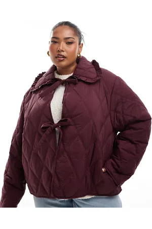 ASOS ASOS DESIGN Curve – Steppjacke in Burgunderrot mit Rüschenkragen und Schnürung vorne