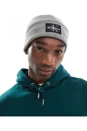 Calvin Klein – Strickmütze in mit schwarzweißem Logo-Aufnäher