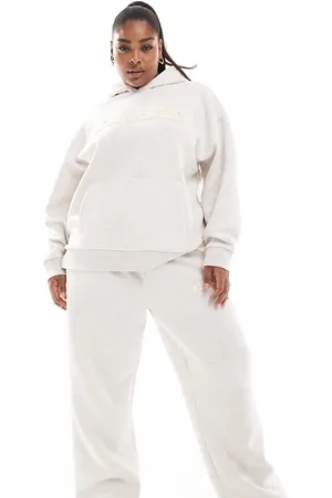 ASOS ASOS DESIGN Curve – Gerade geschnittene Jogginghose in Hellbeige meliert mit „New Jersey“-Grafik aus Chenille, Kombiteil