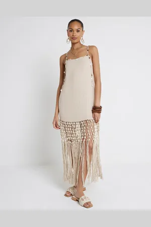 River Island – Strandkleid in Cremeweiß mit Makramee-Detail und Fransenbesatz